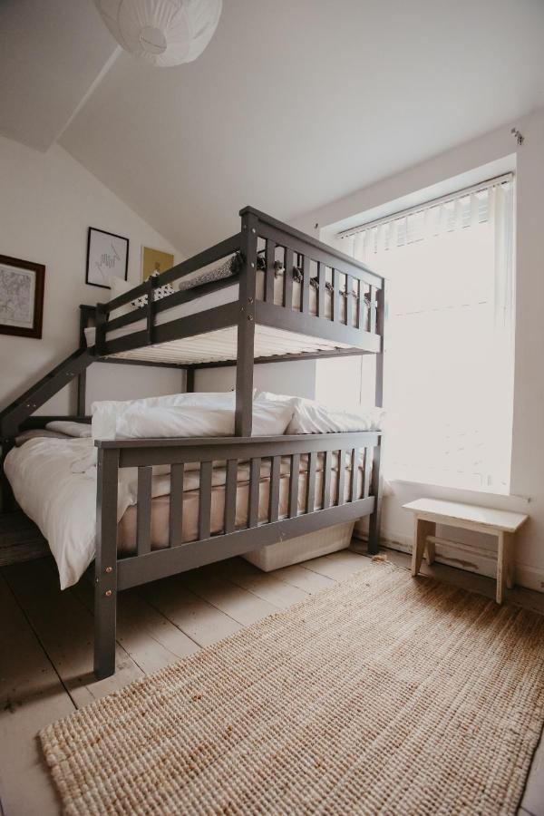 Unique, Cosy, District Artist Hideaway - 5 Bd Holiday home *